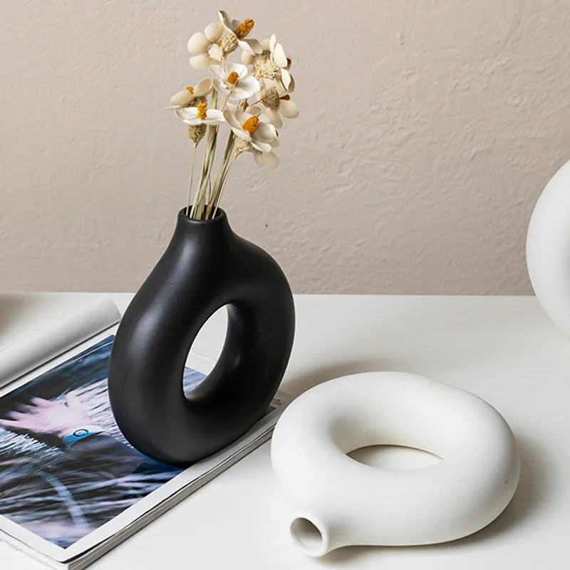 Minimalist Donut Vase – Modern Hollow Single-Flower Vase for Home & Wedding Decor