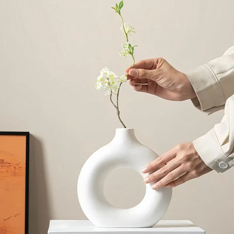 Minimalist Donut Vase – Modern Hollow Single-Flower Vase for Home & Wedding Decor